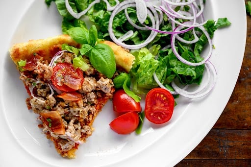 Pizza with vegetable pairing 